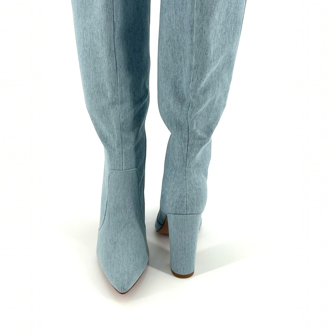 Bottes hauteur genou en jean bleu clair avec talon carré et haut de 10 cm et fermeture zippée