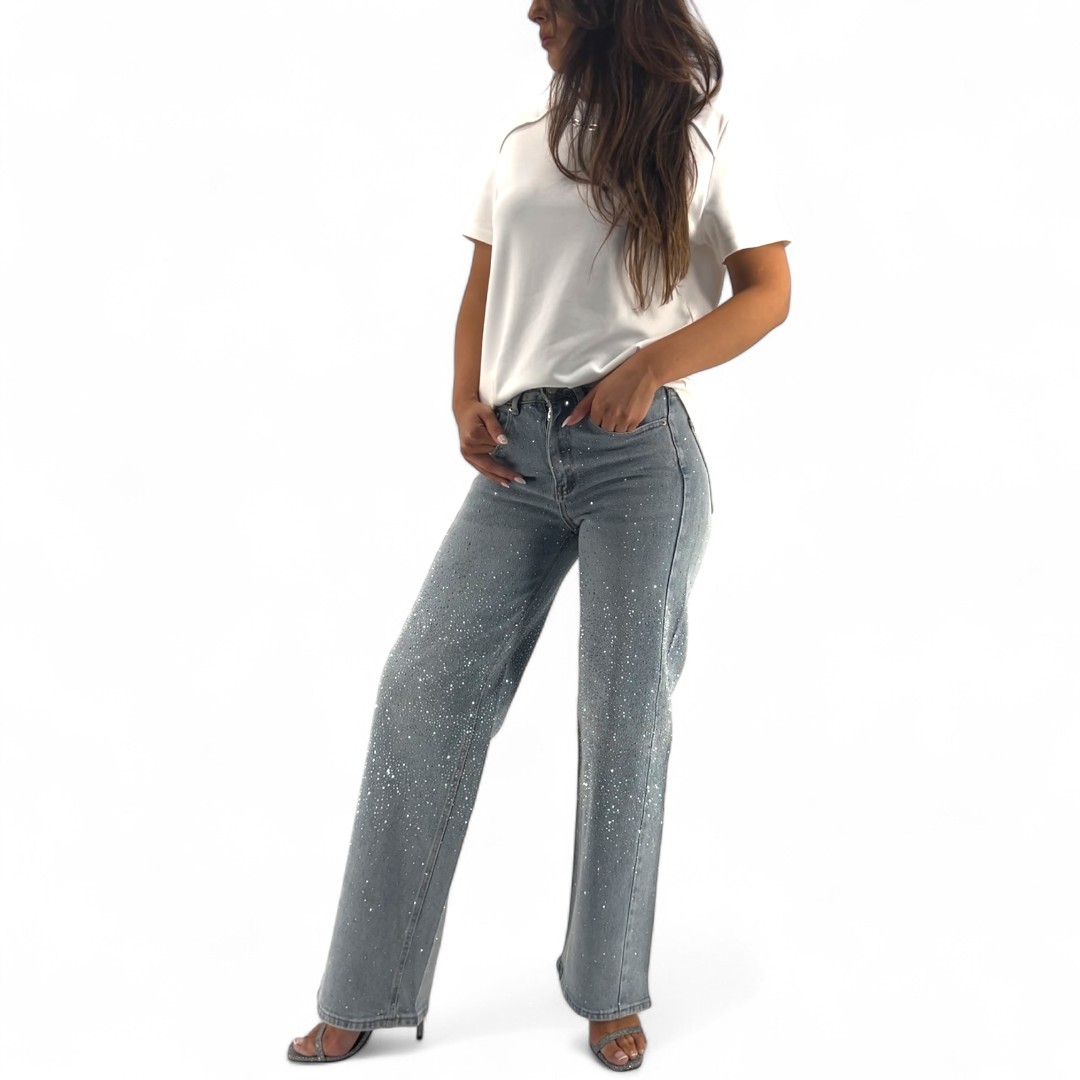Jean femme coupe évasée en denim chic, orné de strass premium