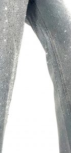 Jean femme coupe évasée en denim chic, orné de strass premium