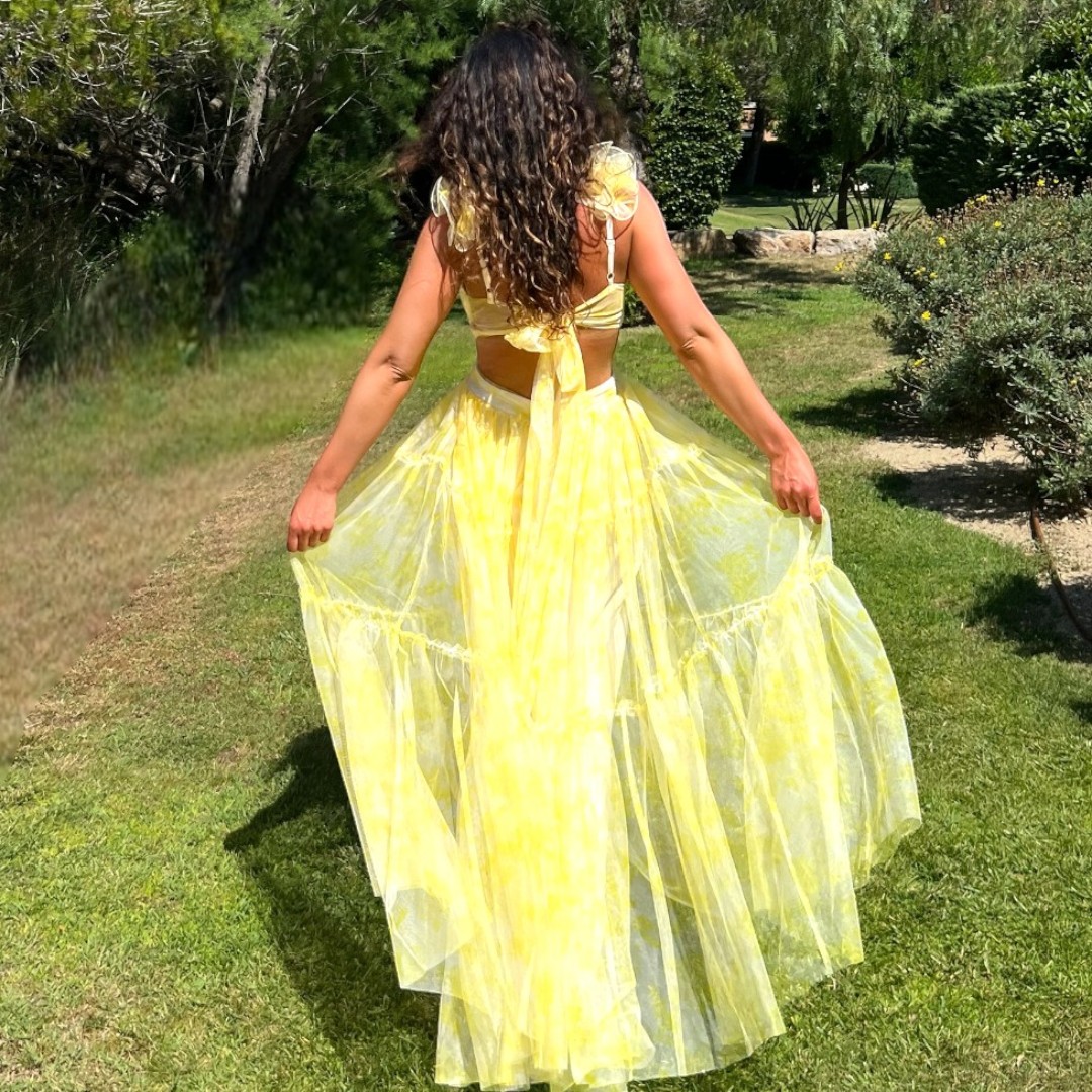 Robe longue fluide jaune pour femme, idéale pour l'été – vue de face