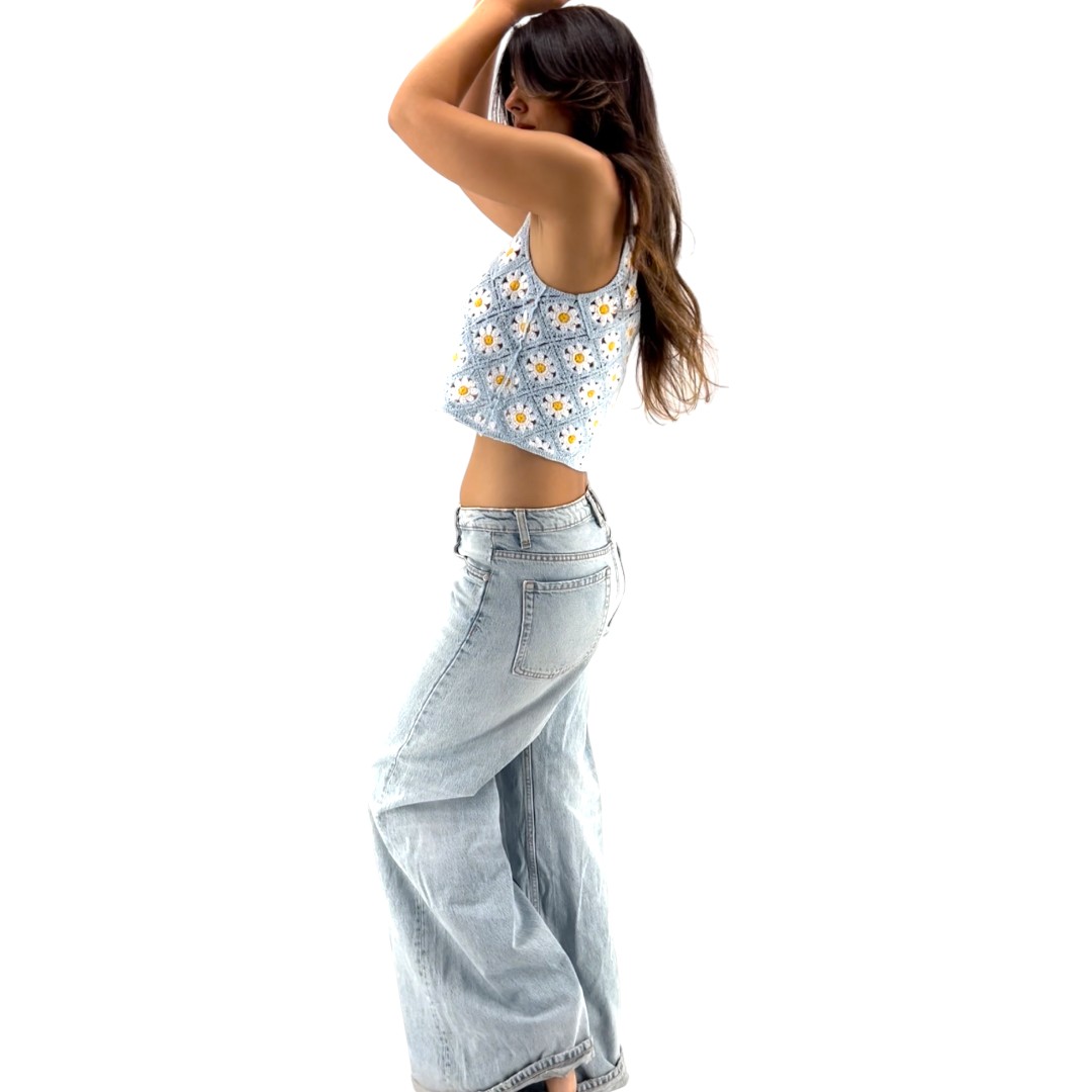 Débardeur bleu brodé à motifs floraux