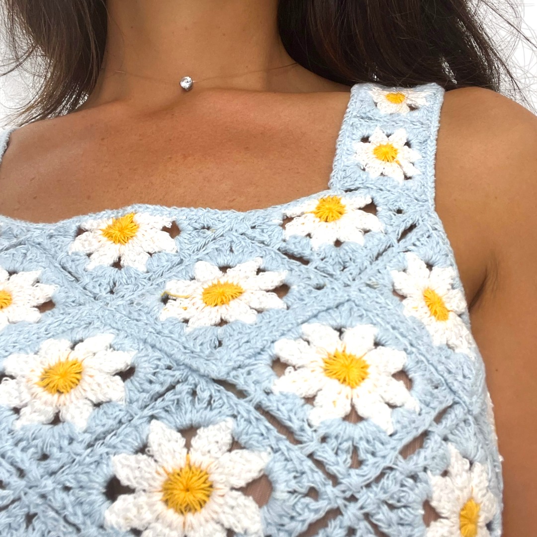 Débardeur bleu brodé à motifs floraux